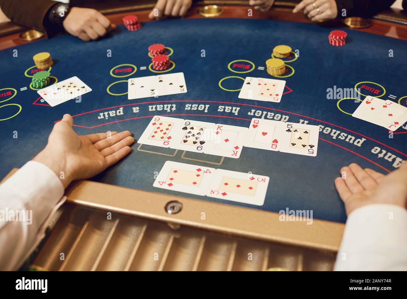 Mains de joueurs et croupiers dans le jeu de cartes. Banque D'Images