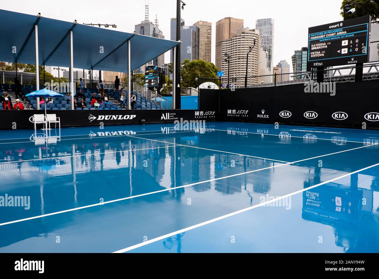 Melbourne, Australie. 20 Jan, 2020. Tennis : Grand Chelem, Open d'Australie. L'eau de pluie s'accumule sur l'un des courts extérieurs. De fortes pluies et des orages ont balayé certaines parties de la zones de feu dans le sud-est de l'Australie. Crédit : Frank Molter/dpa/Alamy Live News Banque D'Images
