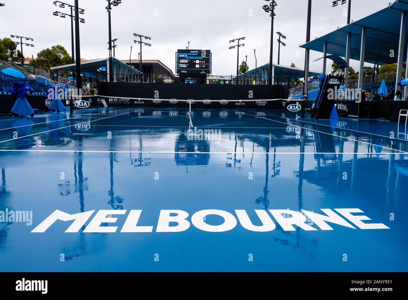 Melbourne, Australie. 20 Jan, 2020. Tennis : Grand Chelem, Open d'Australie. L'eau de pluie s'accumule sur l'un des courts extérieurs. De fortes pluies et des orages ont balayé certaines parties de la zones de feu dans le sud-est de l'Australie. Crédit : Frank Molter/dpa/Alamy Live News Banque D'Images