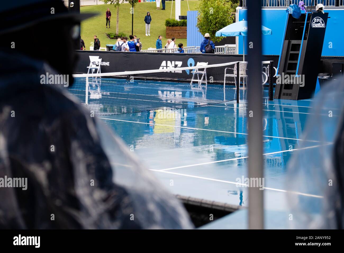 Melbourne, Australie. 20 Jan, 2020. Tennis : Grand Chelem, Open d'Australie. L'eau de pluie s'accumule sur l'un des courts extérieurs. De fortes pluies et des orages ont balayé certaines parties de la zones de feu dans le sud-est de l'Australie. Crédit : Frank Molter/dpa/Alamy Live News Banque D'Images