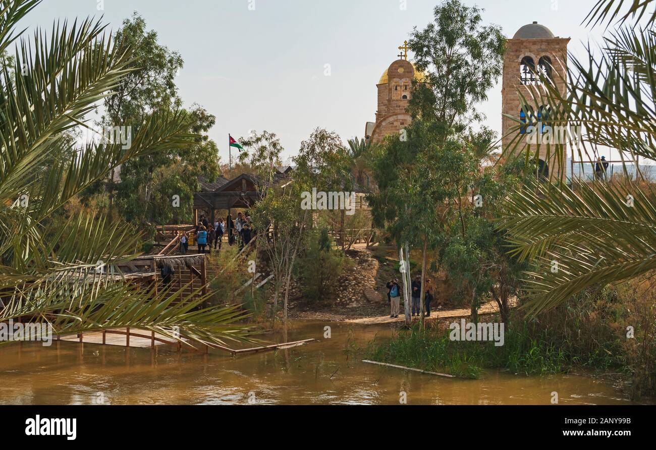 Un groupe de touristes pèlerins se rassemblent sur le site du baptême de Jésus sur la rivière Jourdain inondées récemment Banque D'Images