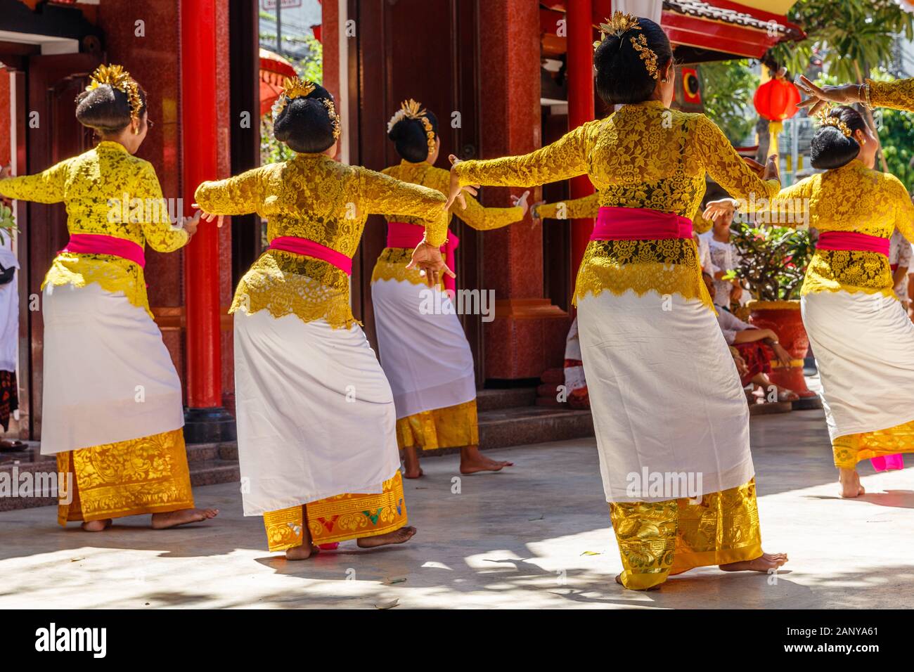 Danse traditionnelle de cérémonie à Vihara Dharmayana - temple bouddhiste chinois (Kongco Kuta ou Kongco Leng Gwan Kuta) à Kuta, Bali, Indonésie. Banque D'Images