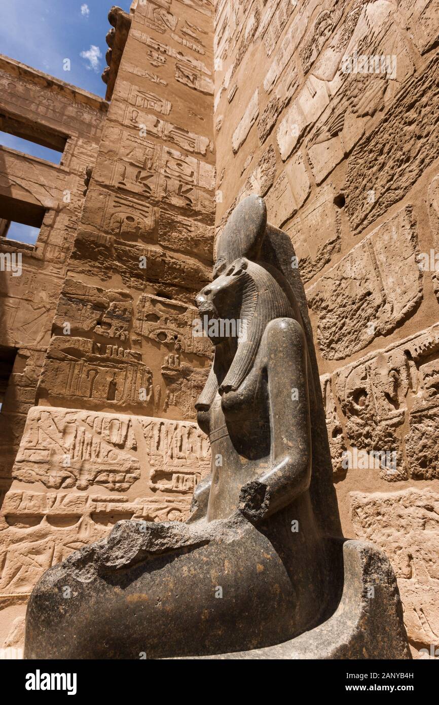 Lion déesse dirigée à Pylon, Temple mortuaire de Ramesses III, Medinet Habu, Louxor, Egypte, Afrique du Nord, Afrique Banque D'Images