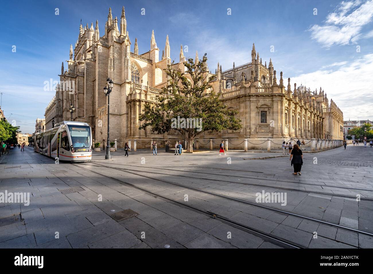 Séville, Espagne - tramway sans fil local en passant par la construction de la Cathédrale Banque D'Images