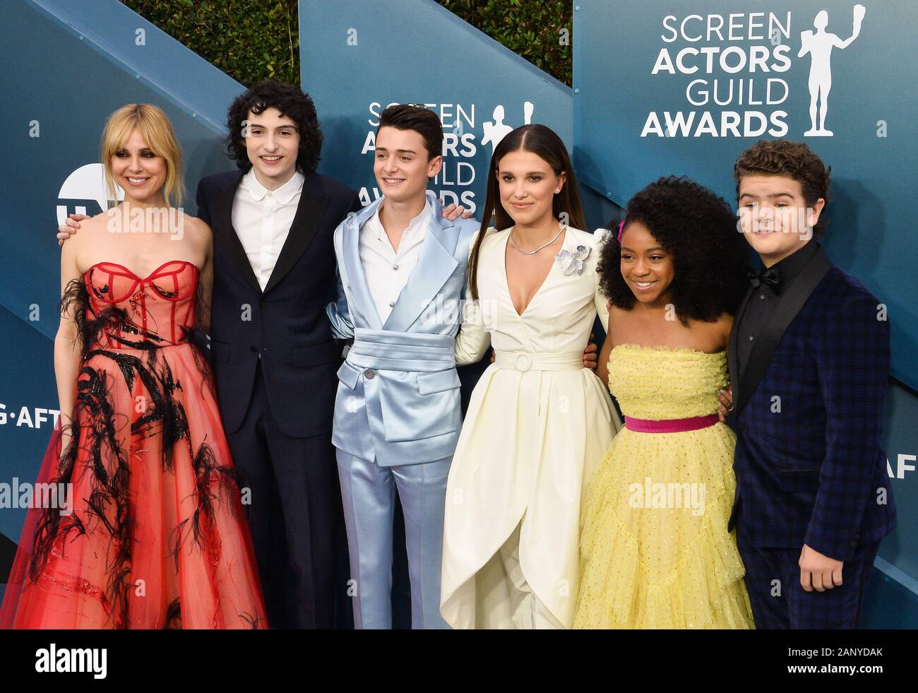 Los Angeles, United States. 19 Jan, 2020. (L-R) Cara Buono, Finn Wolfhard, Noah Schnapp, Millie Bobby Brown, Priah, Ferguson et Gedichten Matarazzo arrivent pour la 26e assemblée annuelle tenue SAG Awards au Shrine Auditorium à Los Angeles le Dimanche, Janvier 19, 2020. La Screen Actors Guild Awards sera diffusée en direct sur la TNT et les directives du SCT. Photo par Jim Ruymen/UPI UPI : Crédit/Alamy Live News Banque D'Images