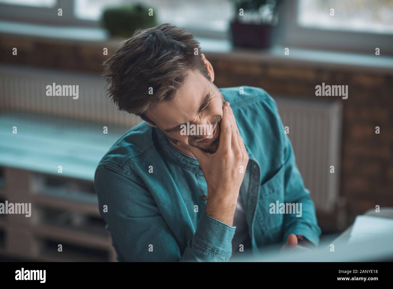 Triste Malheureux homme sentiment douleur très forte Banque D'Images