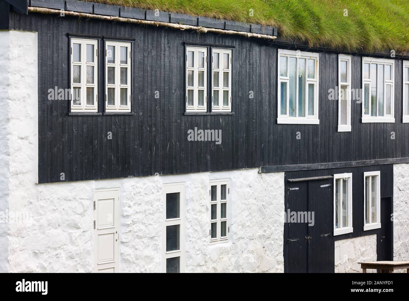 Des îles Féroé et de pierre traditionnelle maison en bois avec toit vert. Îles Féroé Banque D'Images