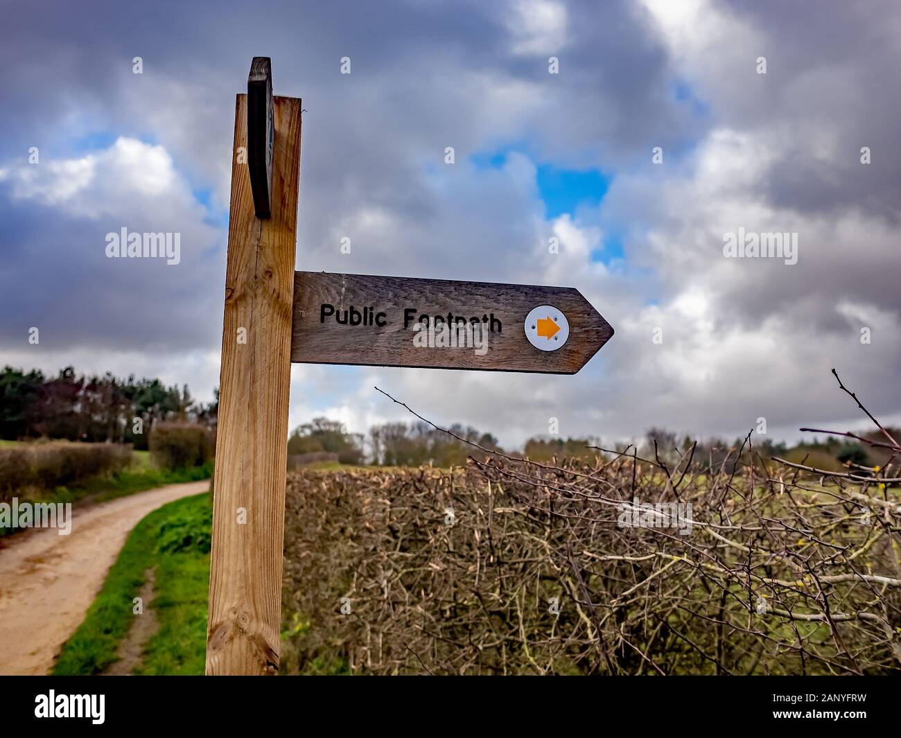 2 Fermer et selective focus on a wooden sentier public signe indiquant la façon et le droit de passage public Banque D'Images