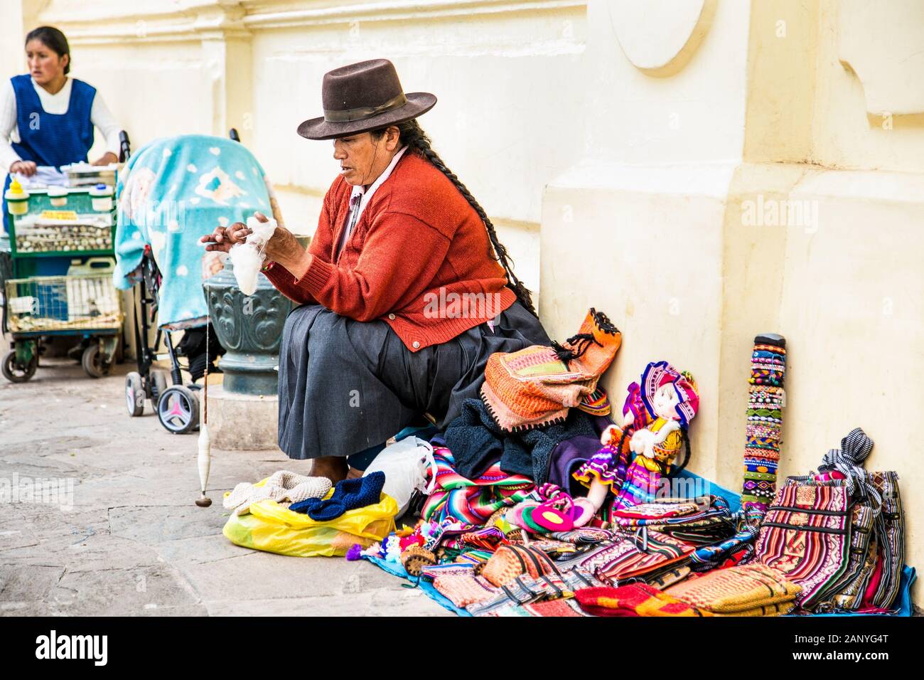 Cusco , Pérou- Jan 9, 2019 : femme Quechua avec soin son sac dans la rue principale de la ville de Cusco, Pérou. Banque D'Images