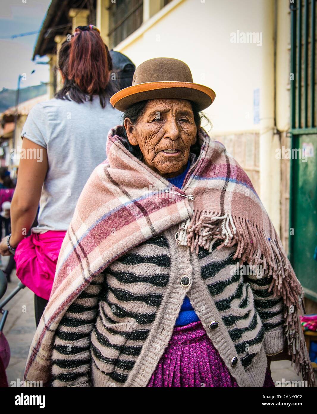 Cusco , Pérou- Jan 9, 2019 : vieille femme quechua dans costum traditionnel au main street ville de Cusco, Pérou. Banque D'Images