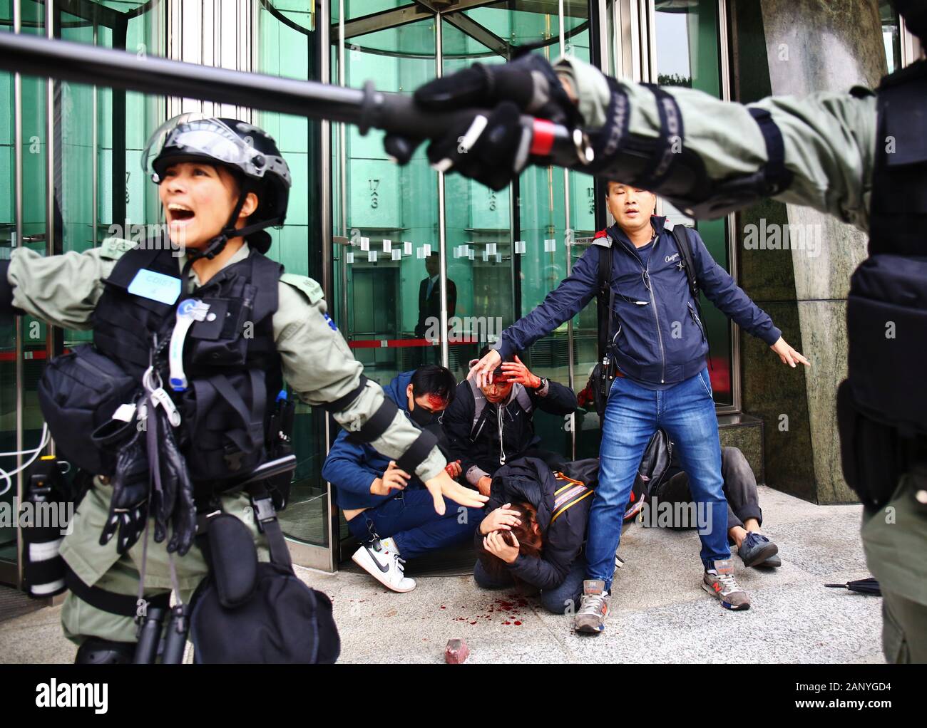 Hong Kong, Chine. 19 Jan, 2020. Des affrontements entre manifestants et policiers ont éclaté après que des milliers de personnes se rassemblent à Chater Garden pour appeler à une plus grande liberté démocratique à un rallye. Ici les manifestants ont attaqué les agents en civil qui ont refusé d'afficher à la demande d'identification de la police après avoir demandé à l'organisateur à mettre fin à l'Assemblée générale. Gonzales : Crédit Photo/Alamy Live News Banque D'Images