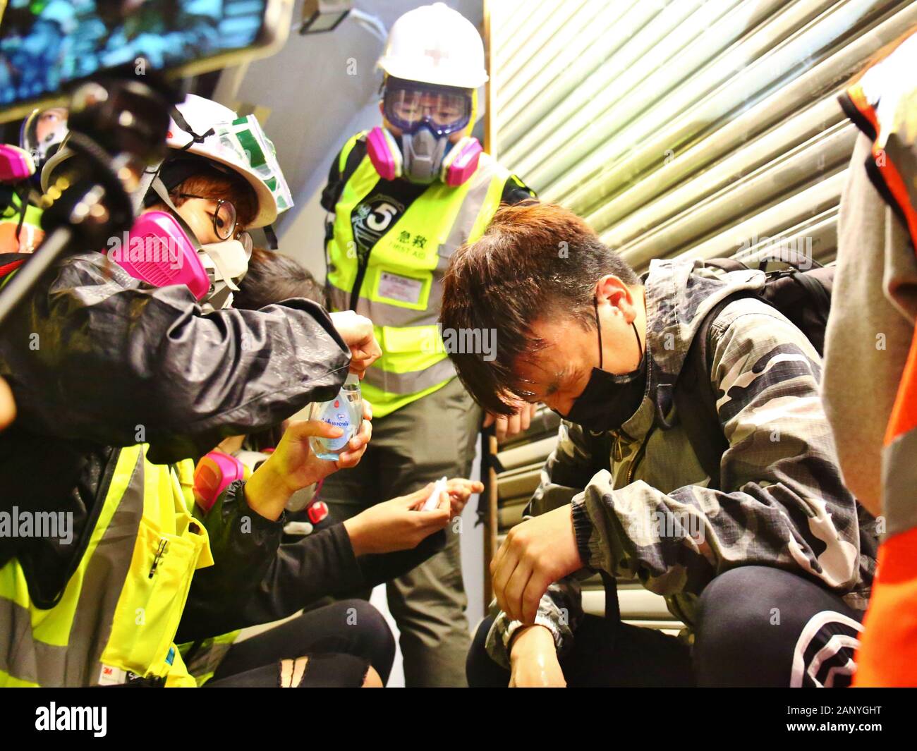 Hong Kong, Chine. 19 Jan, 2020. Des affrontements entre manifestants et policiers ont éclaté après que des milliers de personnes se rassemblent à Chater Garden pour appeler à une plus grande liberté démocratique à un rallye. De nombreux civils ont été frappés par le gaz poivré et sont traités par les secouristes à Mongkok. Gonzales : Crédit Photo/Alamy Live News Banque D'Images