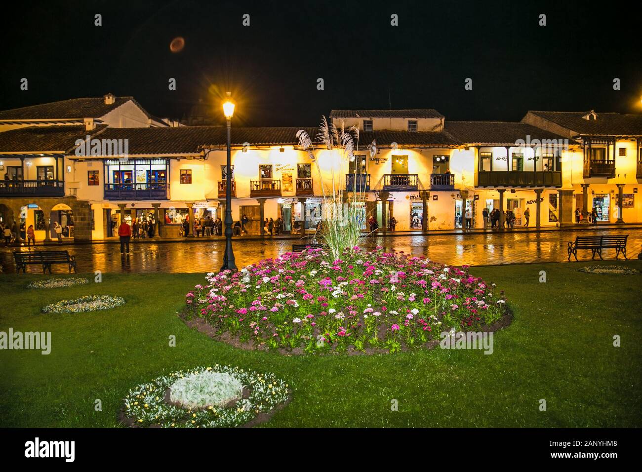 Cusco, Pérou - Jan 6, 2019 : les bâtiments coloniaux historique sur la Plaza de Armas avec de nombreux visiteurs de nuit, Cusco, Pérou, Amérique du Sud, Banque D'Images