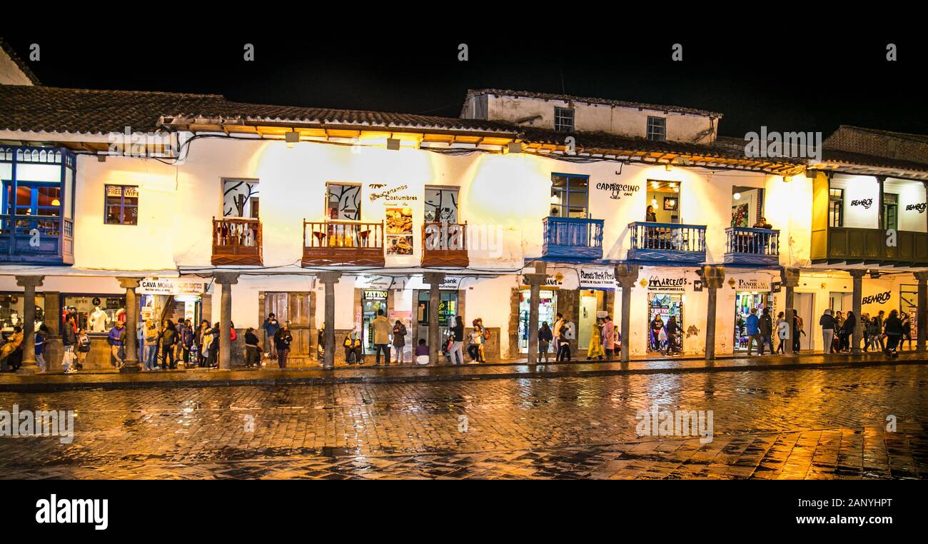 Cusco, Pérou - Jan 6, 2019 : les bâtiments coloniaux historique sur la Plaza de Armas avec de nombreux visiteurs de nuit, Cusco, Pérou, Amérique du Sud, Banque D'Images