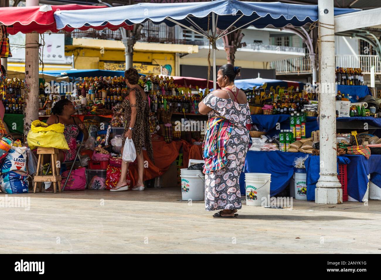 Pointe-a-Pitre, Guadeloupe - 14 décembre 2018 : les femmes au marché central à Pointe-à-Pitre, dans le département français d'outre-mer de la Guadeloupe. Ma centrale Banque D'Images