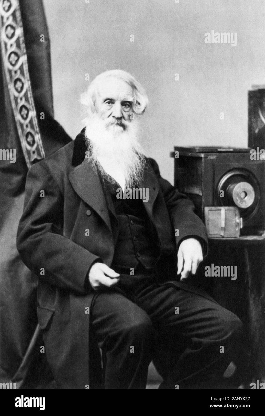 Photo de portrait vintage du peintre et inventeur américain Samuel F B Morse (1791 – 1872) – pionnier dans le développement du télégraphe électrique et co-créateur de Morse Code. Photo vers 1872 d'Abraham Bogardus de New York montrant Morse assis à côté d'un appareil photo et des négatifs de plaques de verre. Banque D'Images