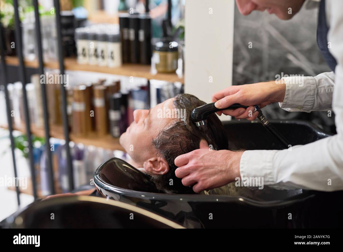 Laver les cheveux dans un salon de coiffure Banque D'Images