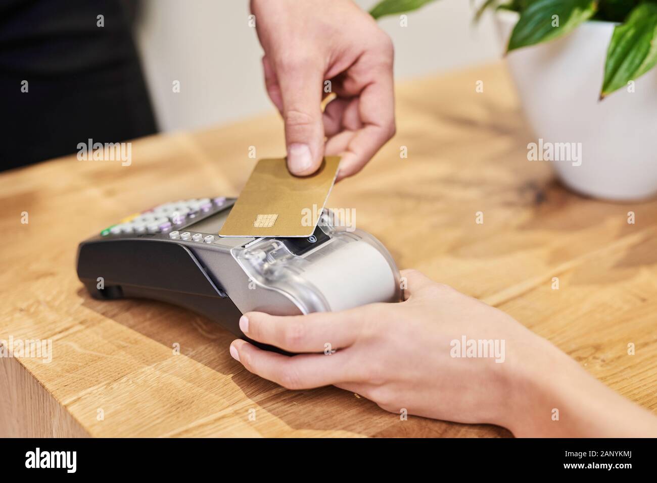 Payez par carte de crédit dans un salon de coiffure Banque D'Images