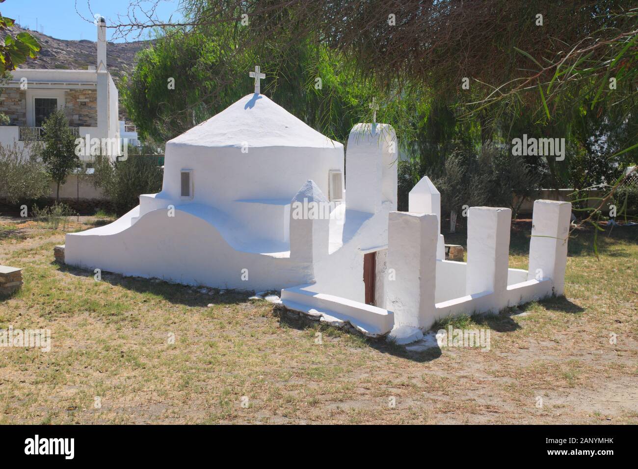 Ancienne chapelle blanche à l'architecture unique sur l'île grecque D'Amorgos Banque D'Images