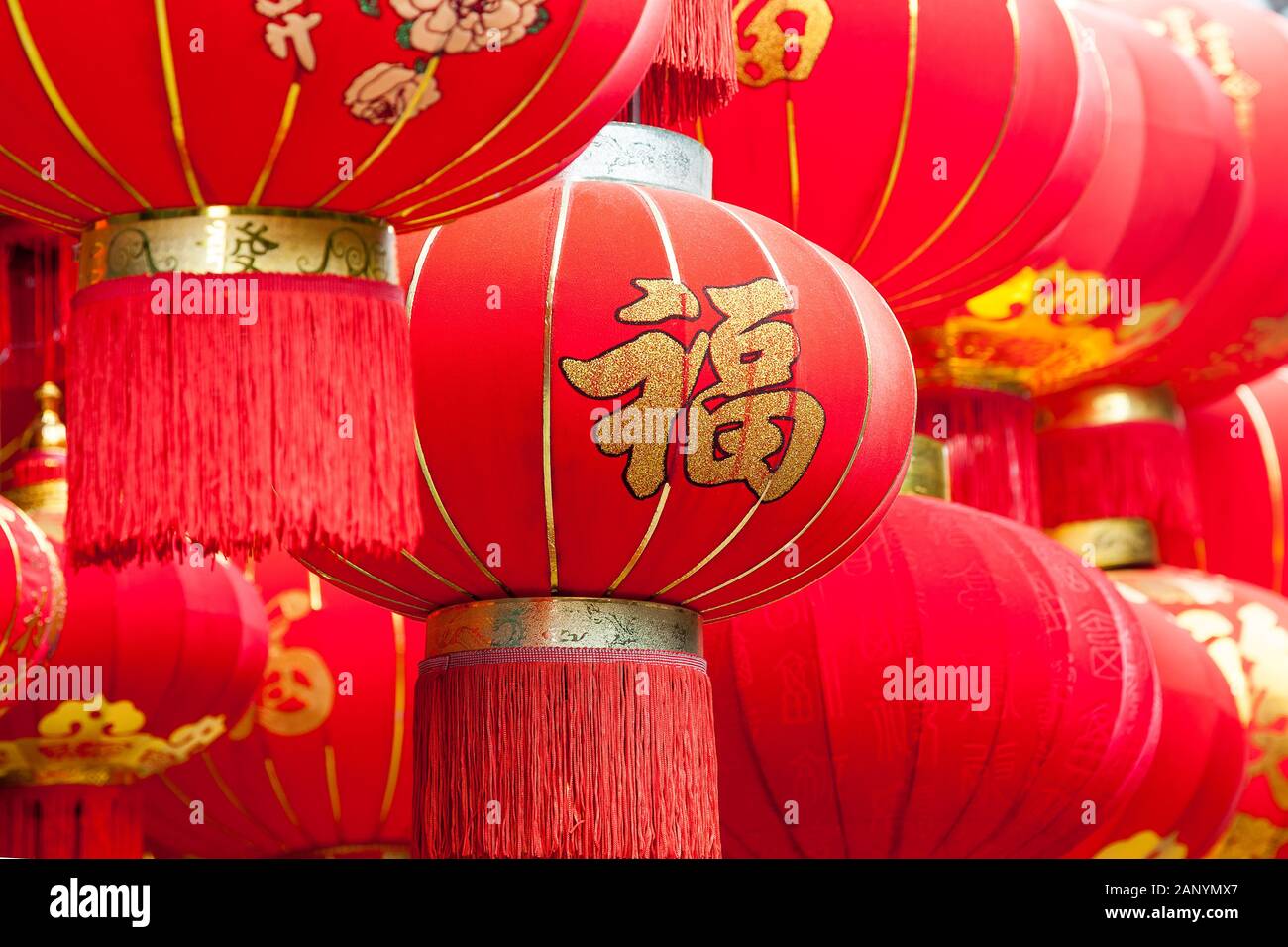Lanternes rouges artisanal avec bénédiction chinois 'Fu' sur la pendaison pour le nouvel an chinois dans un quartier chinois. L 'Fu' à lanterne, chance et bonheur dans Chi Banque D'Images