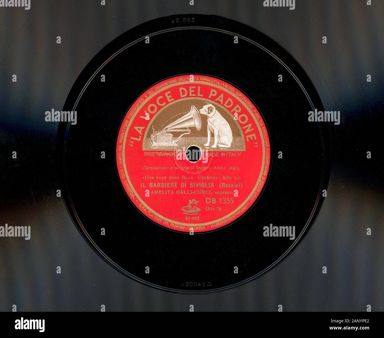 MILAN, ITALIE - CIRCA DÉCEMBRE 2019 : Vintage 78 tr/min disque gomme-laque de La Voce del Padrone (traduction : la voix de son maître) record label Banque D'Images