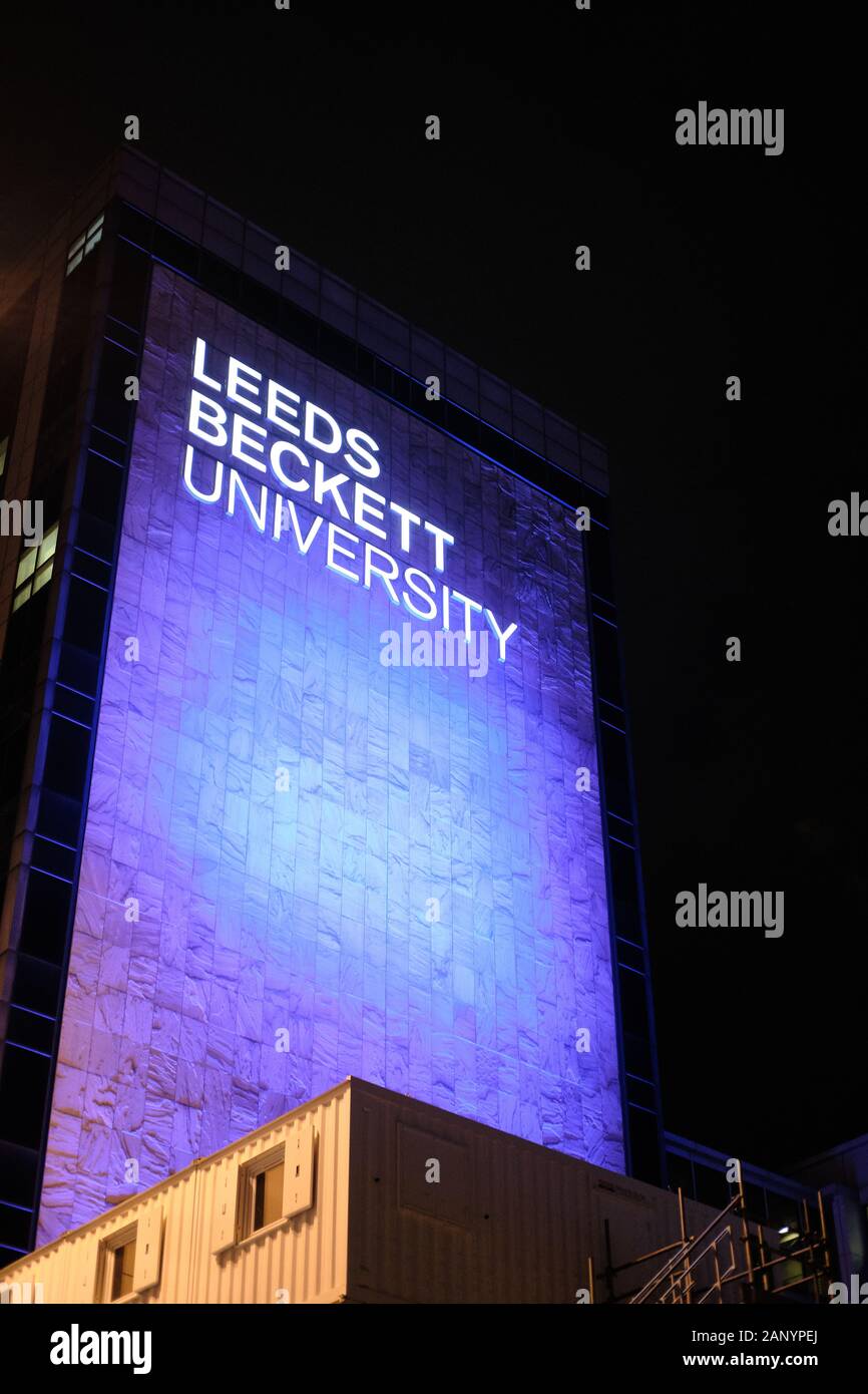 Leeds, ROYAUME-UNI - 11 janvier 2020: Les bâtiments de l'Université Leeds Beckett sont en bleu la nuit Banque D'Images