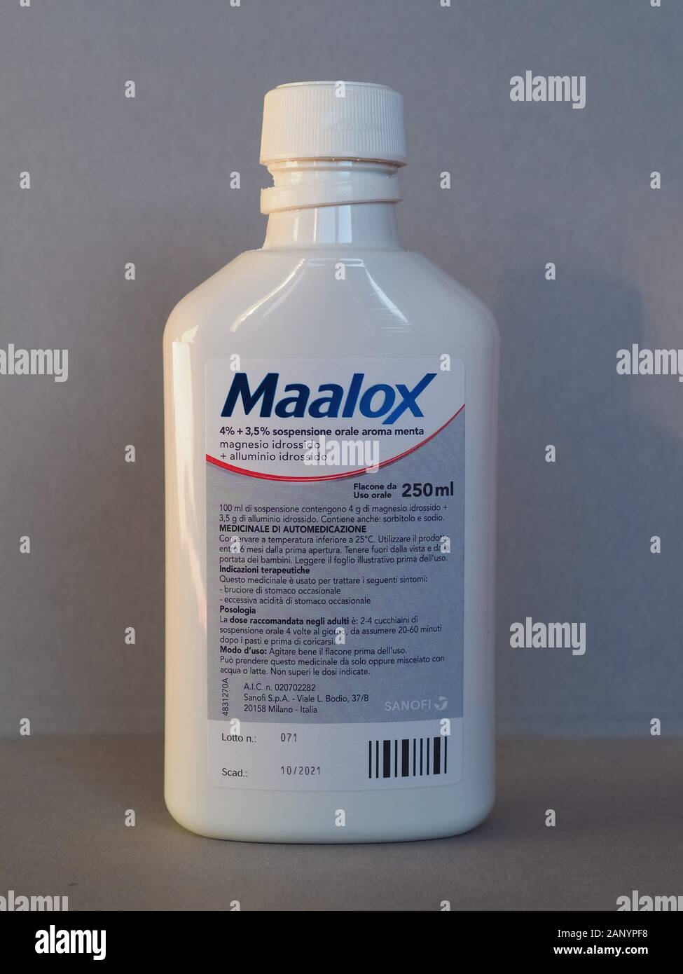 MILAN, ITALIE - CIRCA DÉCEMBRE 2019 : bouteille d'antiacide Maalox (version italienne) Banque D'Images