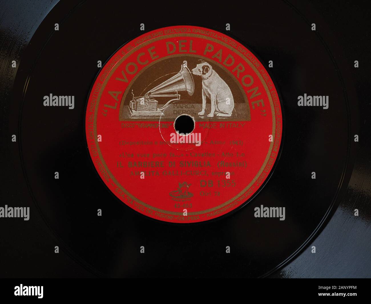MILAN, ITALIE - CIRCA DÉCEMBRE 2019 : Vintage 78 tr/min disque gomme-laque de La Voce del Padrone (traduction : la voix de son maître) record label Banque D'Images