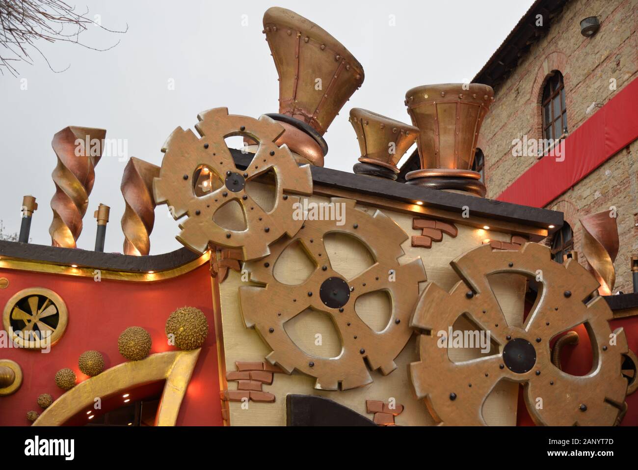 Mécanisme imaginaire avec roues à crémaillère utilisées comme décor dans un bazar de Noël appelé "mal des elfes" situé à Trikala, Grèce. Banque D'Images
