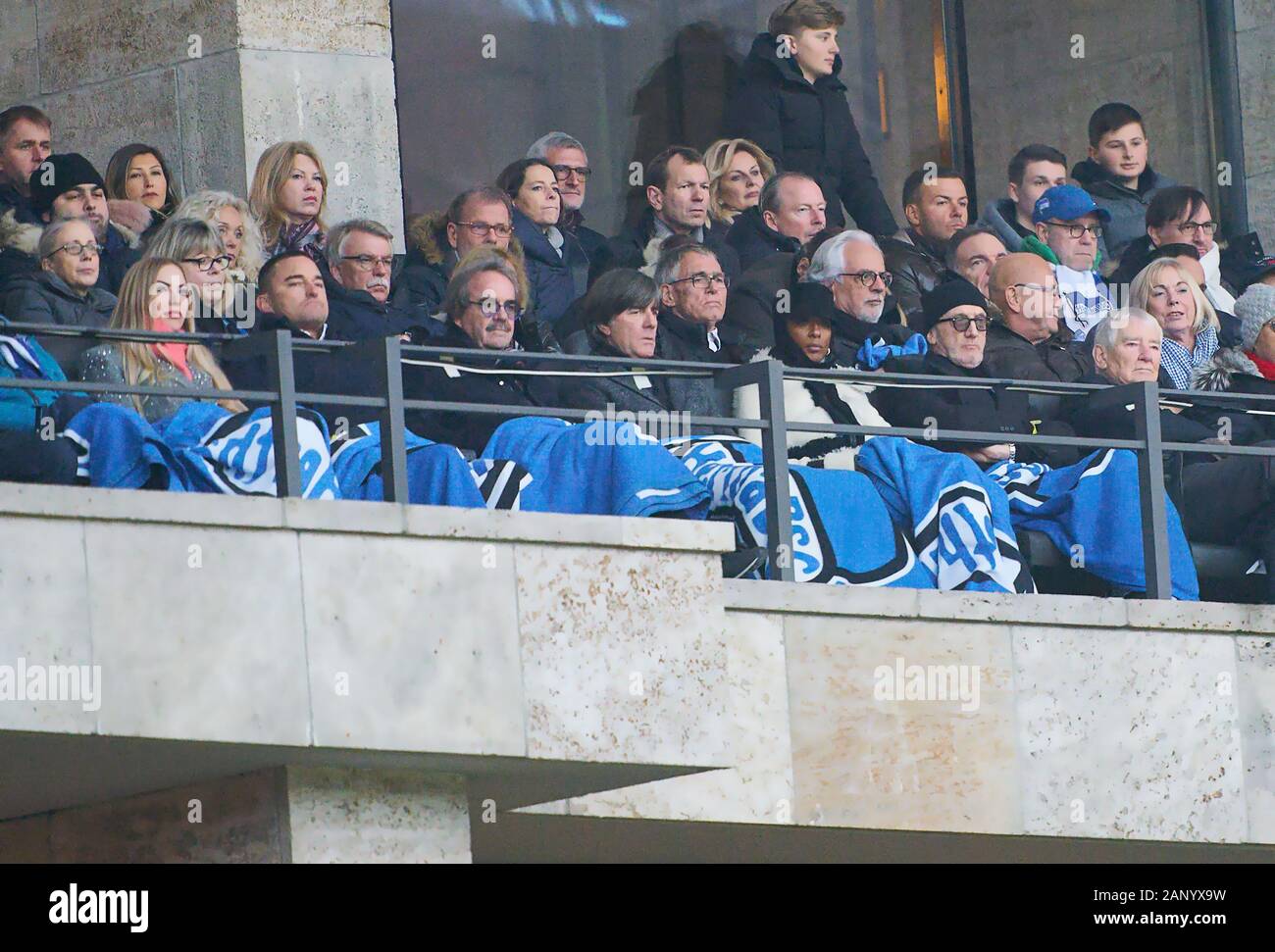 Berlin-Munich Football , Berlin, Jan 19, 2020. Investisseur Hertha Lars Windhorst avec femme Christin, DFB headcoach Joachim Loew, Jogi LÖW, Marius Müller Westernhagen mit Ehefrau Sängerin Lindiwe Suttle, Otto Schily, ancien ministre Hertha BSC Berlin - FC BAYERN MUNICH 0-4 - DFL RÈGLEMENT INTERDIT TOUTE UTILISATION DES PHOTOGRAPHIES comme des séquences d'images et/ou quasi-vidéo - 1.ligue de soccer allemand , Berlin, 19 janvier 2020. Saison 2019/2020, journée 18, © Peter Schatz / Alamy Live News Banque D'Images