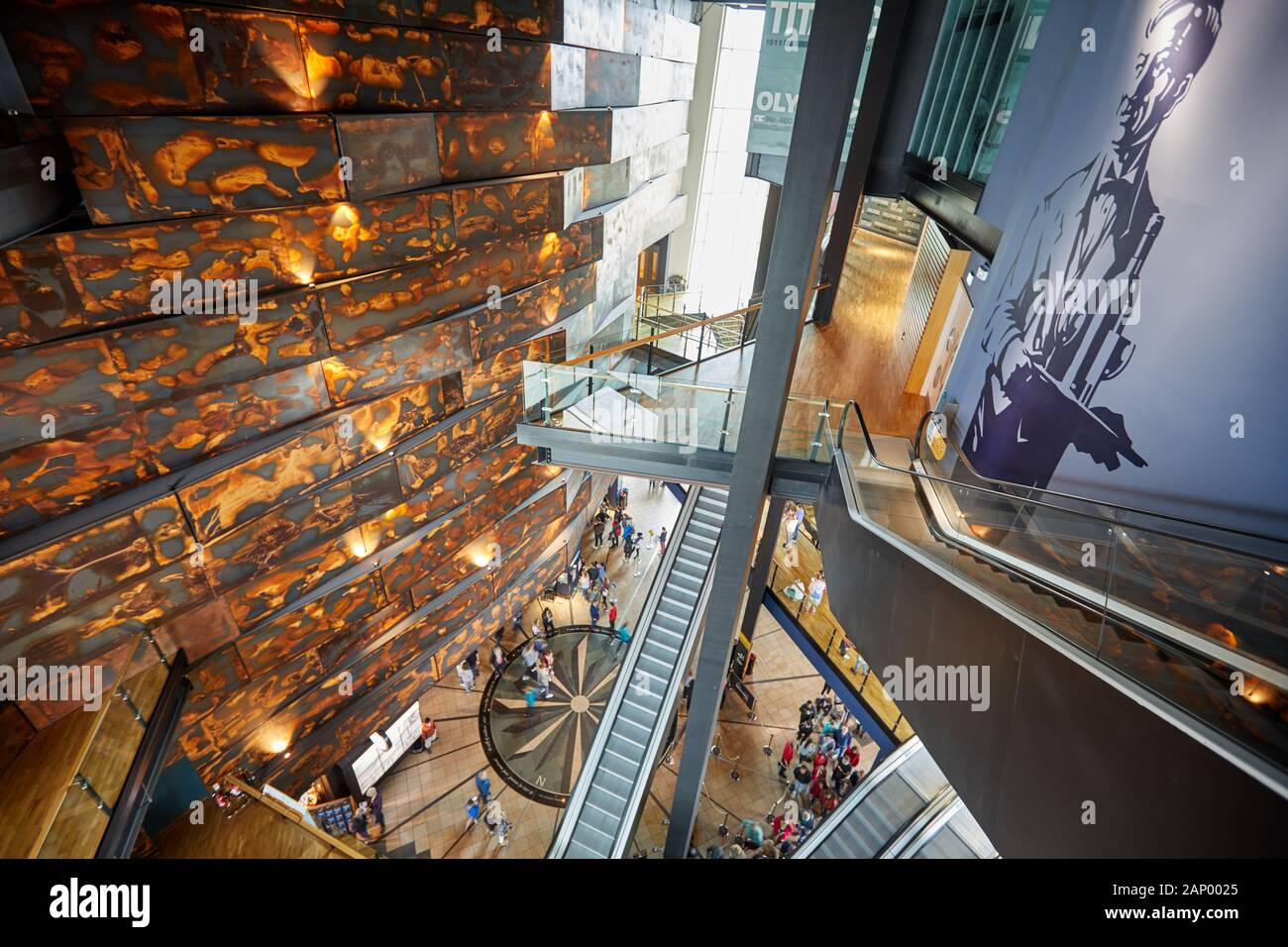 À l'intérieur de Titanic Belfast, en regardant vers le hall d'entrée, Belfast, Irlande du Nord Banque D'Images