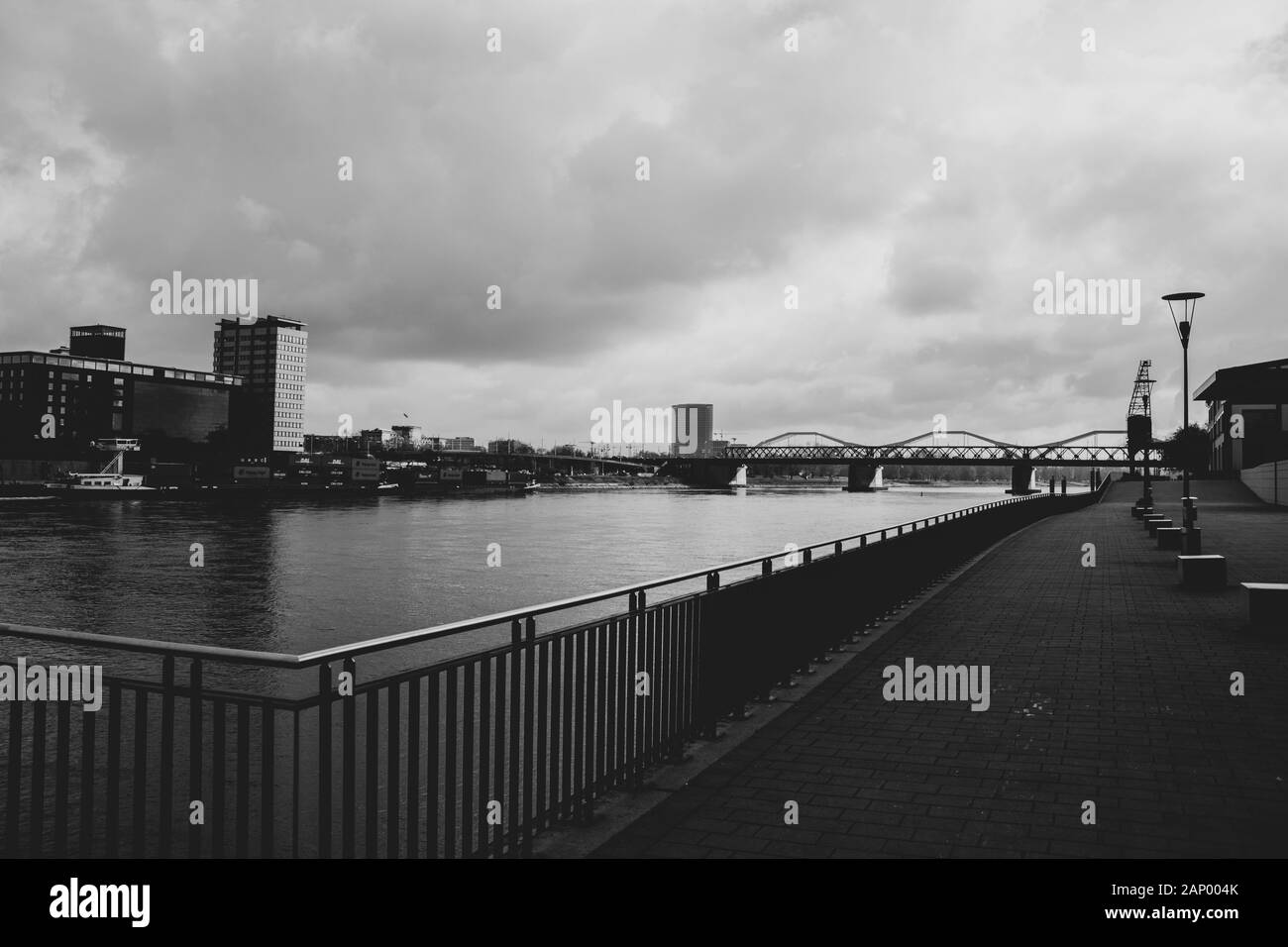 Sentier de la rivière en face d'un centre commercial Banque D'Images