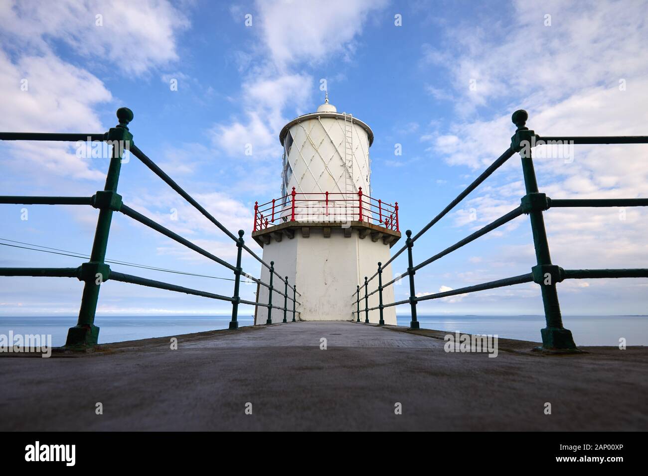 Phare de Blackhead avec vue sur la mer de Belfast Lough, Co Antrim, Irlande du Nord Banque D'Images