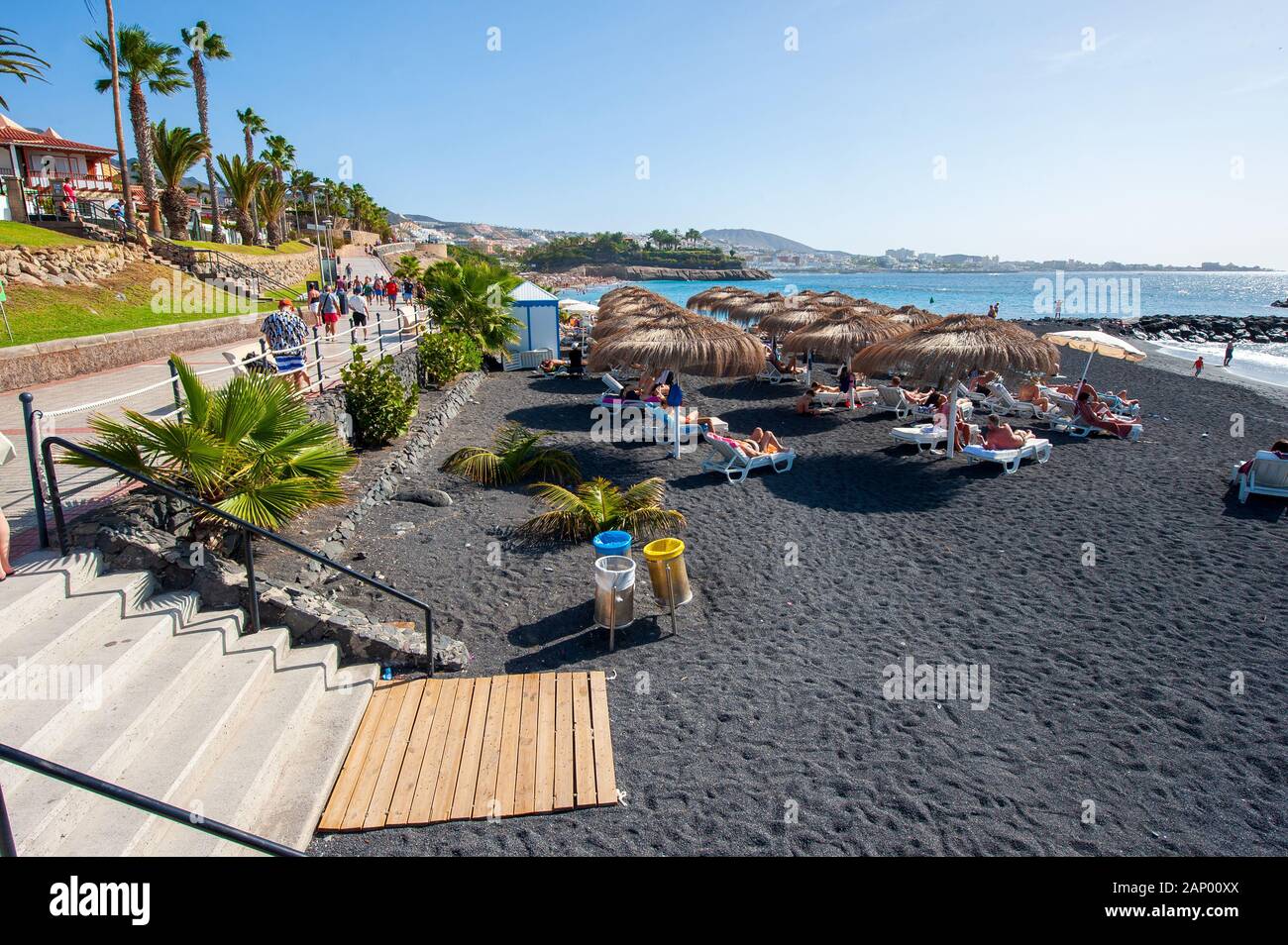 Île des Canaries Tenerife, Espagne - 27 déc, 2019 : les touristes sont de détente et de jouer sur une plage appelée Playa El Beril sur Ténérife. Une plage de gravier noir. Banque D'Images