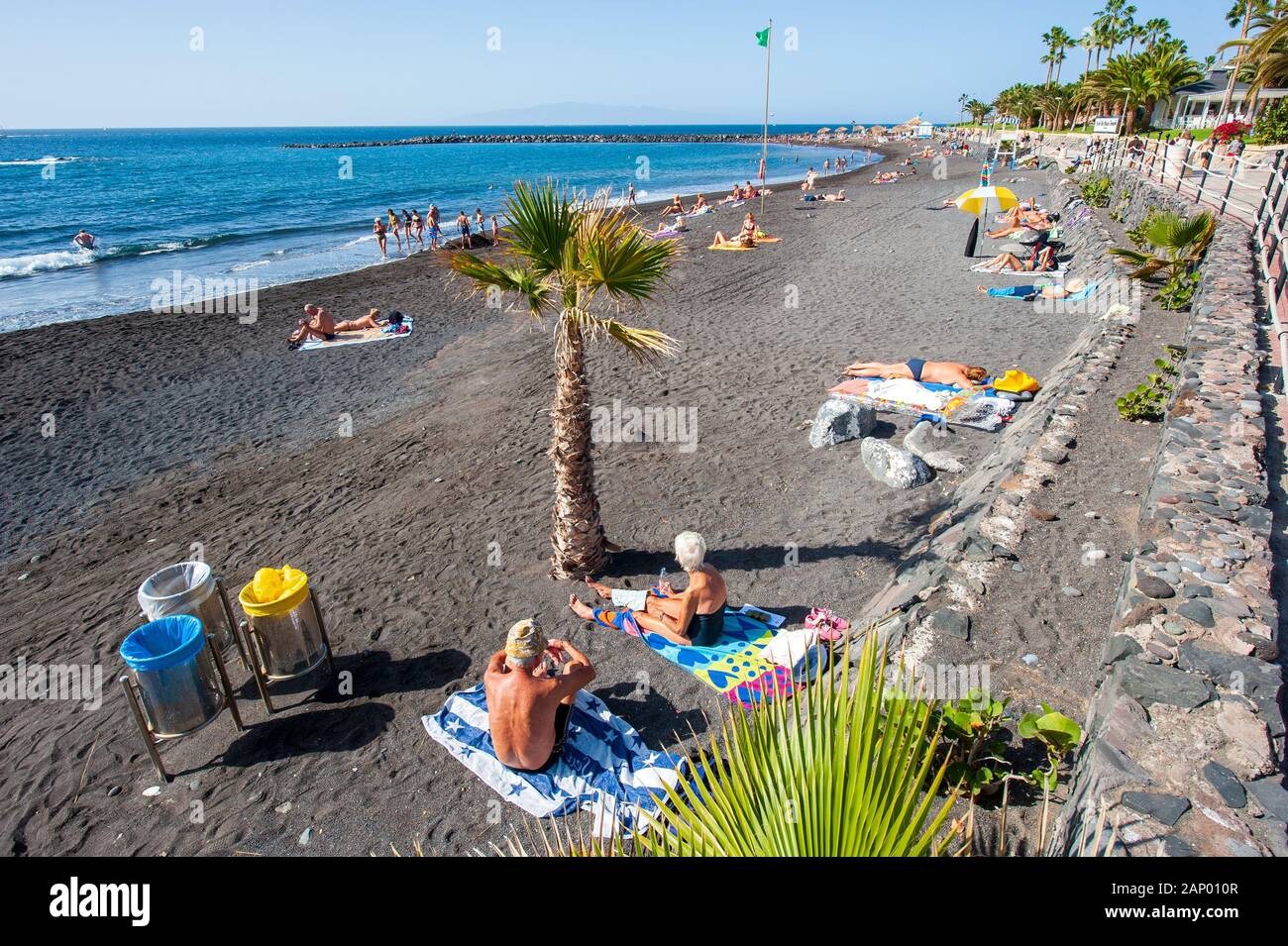 Île des Canaries Tenerife, Espagne - 27 déc, 2019 : les touristes sont de détente et de jouer sur une plage appelée Playa El Beril sur Ténérife. Une plage de gravier noir. Banque D'Images