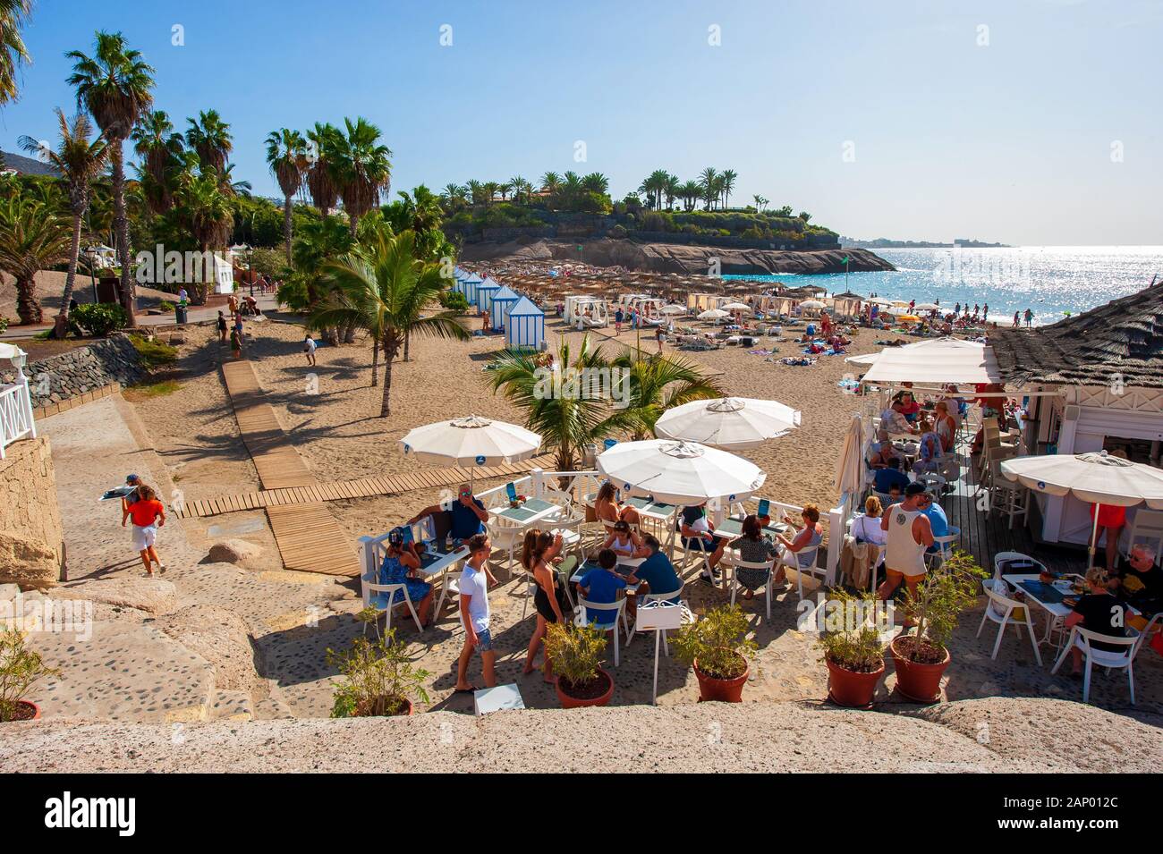 Île des Canaries Tenerife, Espagne - 27 déc, 2019 : Tourits détente sur Playa El Duque. C' l'une des plages les plus populaires de Tenerife. Banque D'Images