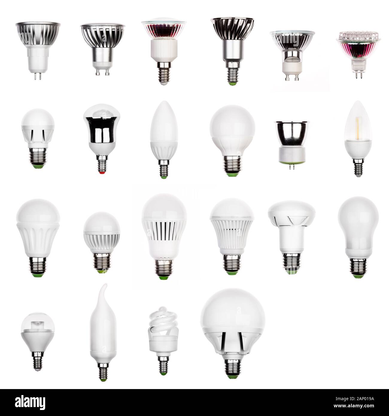 Ensemble de lampes LED Ampoules avec différents sockets isolé sur blanc. Jeu de lampes. Banque D'Images