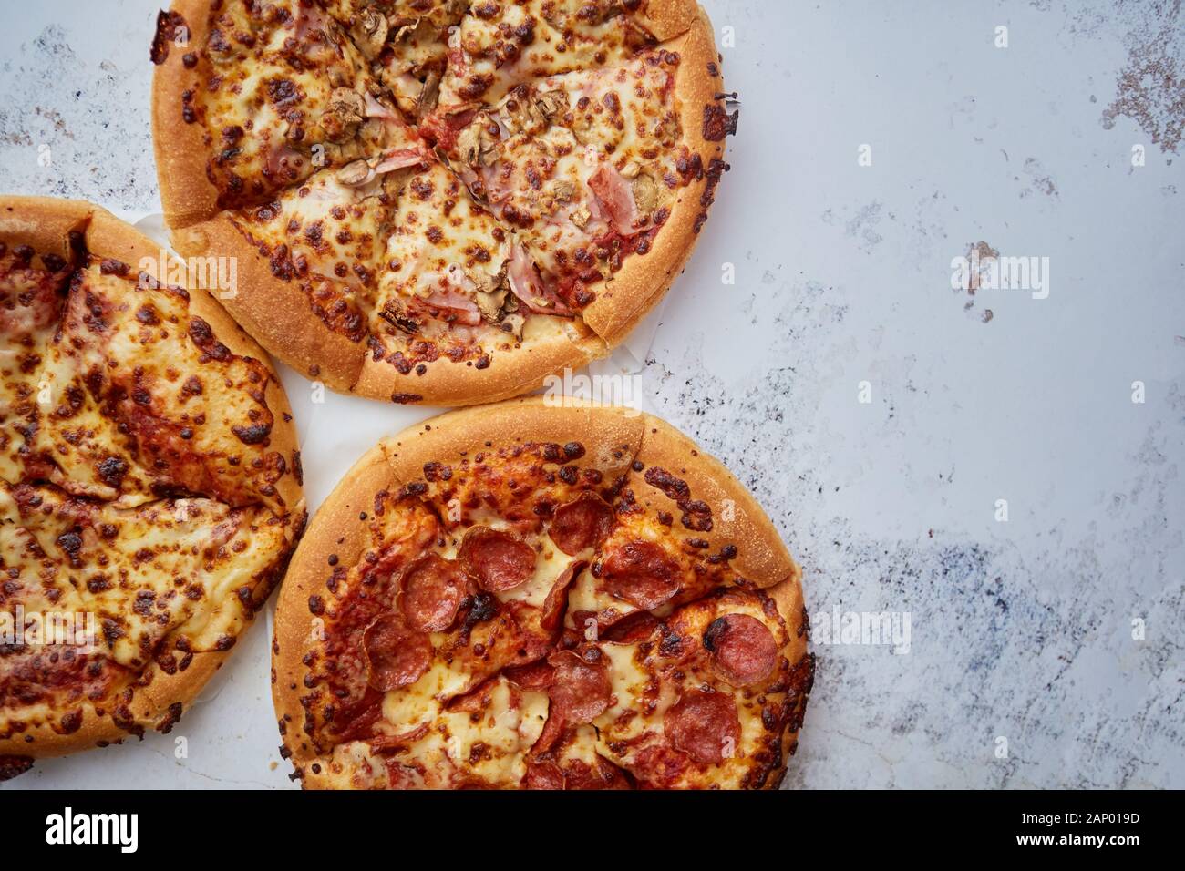 Trois pizzas de style américain servi sur une table Banque D'Images