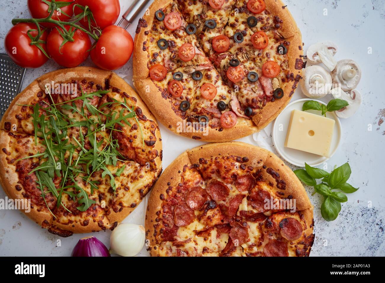 Trois pizzas de style américain servi sur une table Banque D'Images