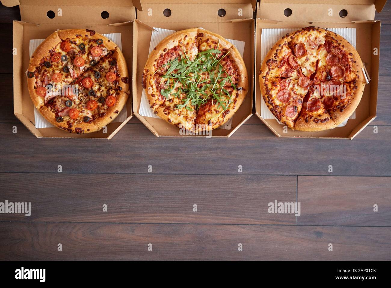 3 différents types de pizzas en boîtes de livraison Banque D'Images