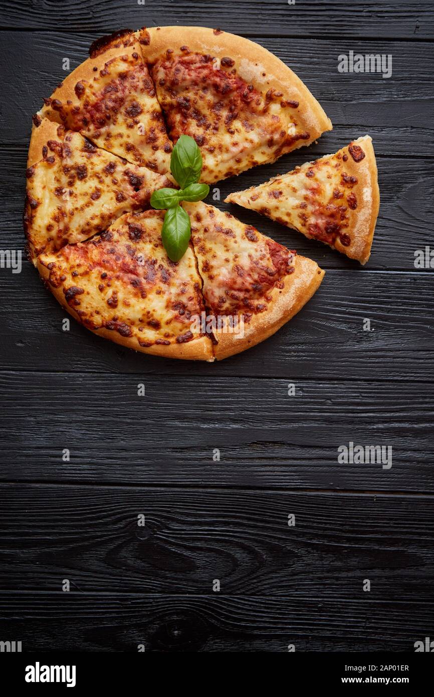 Tranches de pizza Margarita avec des feuilles de basilic Banque D'Images