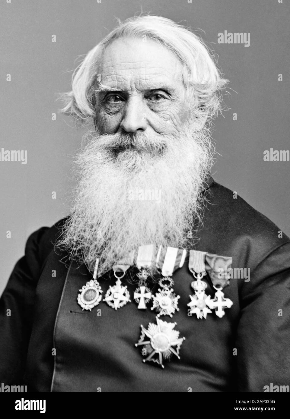 Photo de portrait vintage du peintre et inventeur américain Samuel F B Morse (1791 – 1872) – pionnier dans le développement du télégraphe électrique et co-créateur de Morse Code. Photo vers 1865 de Brady – Pratique montrant Morse porter des médailles qui lui sont décernées par divers pays en reconnaissance de ses réalisations. Banque D'Images