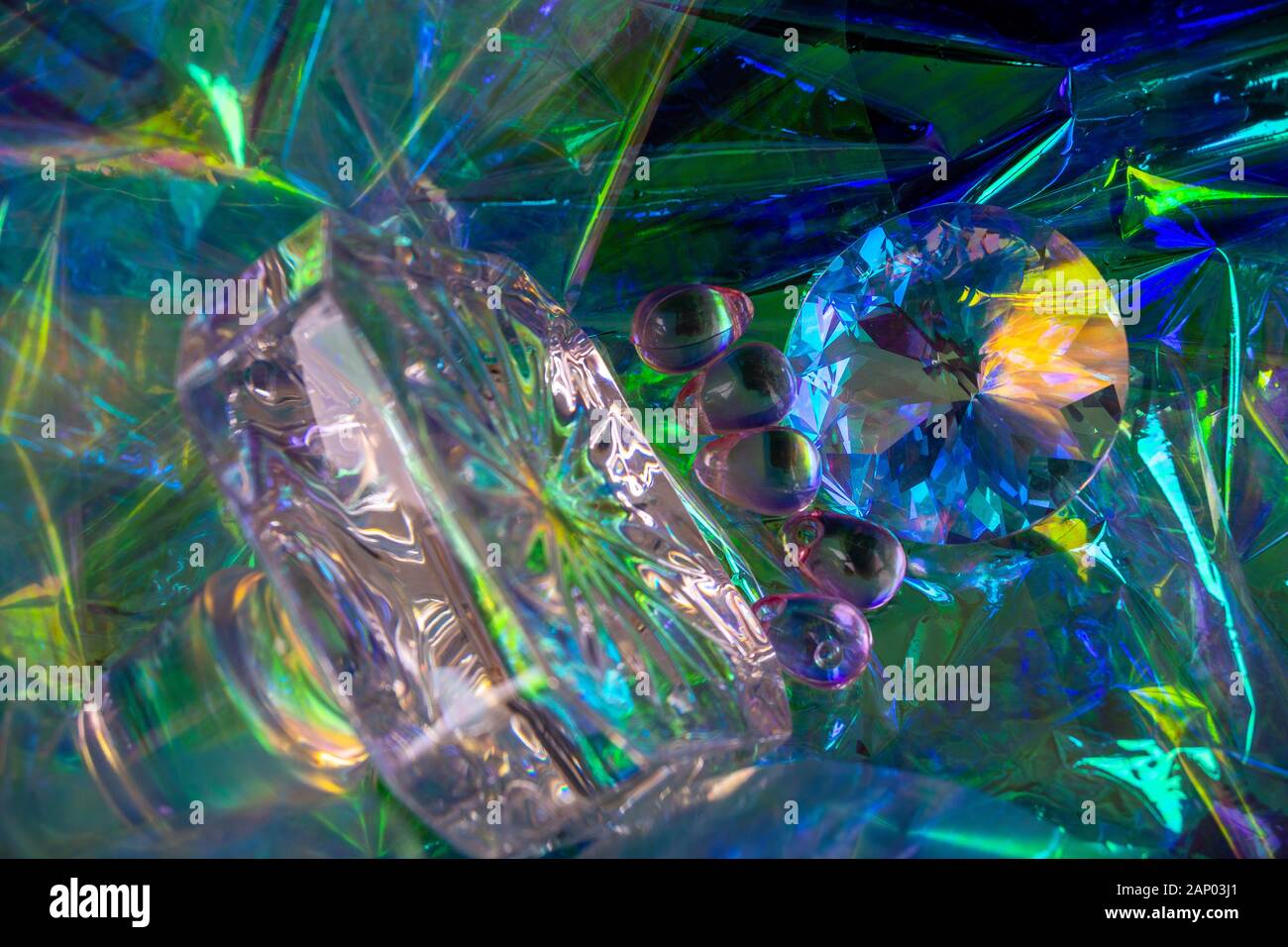 Abstrait 15, un cristal et un objet en verre découpés montrant la lumière réfractée un motif aléatoire, principalement bleu Banque D'Images