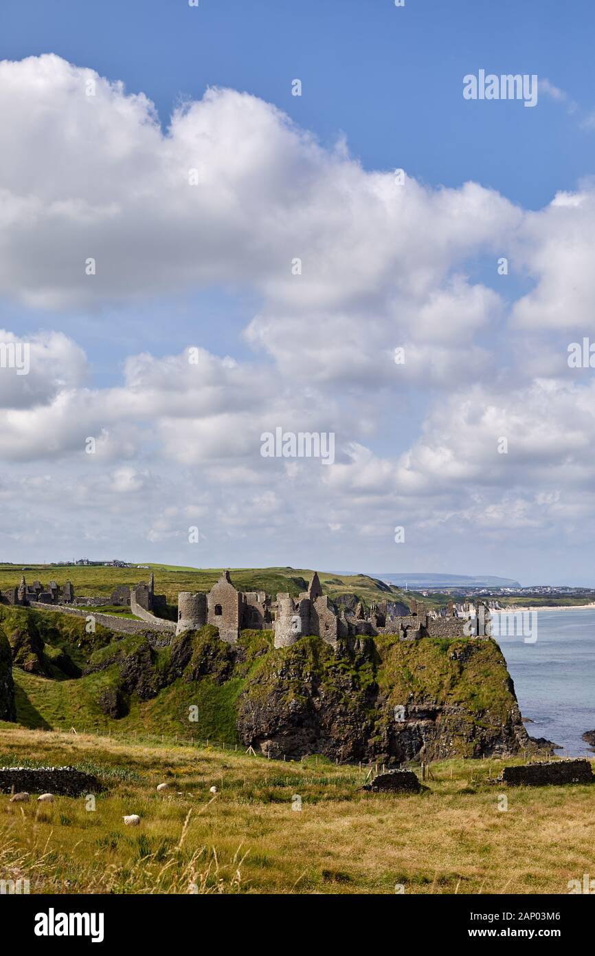 Vue sur le château de Dunluce perché sur le bord de la falaise avec Portrush derrière. Côte De Co Antrim. Banque D'Images