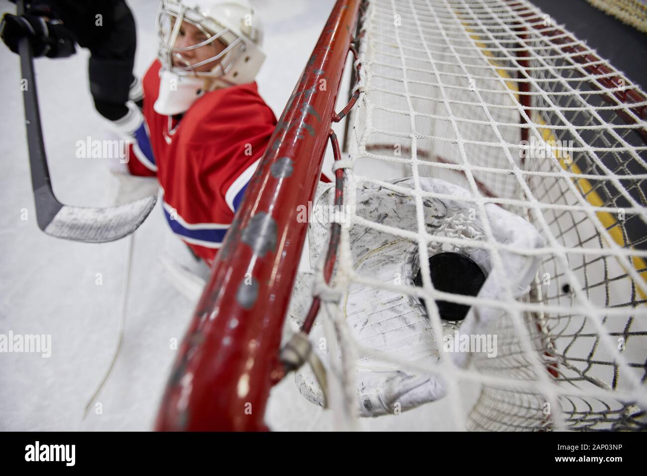 Photo d'action de l'équipe féminine de hockey, gardien de l'accent sur la capture de pluck gate, copy space Banque D'Images