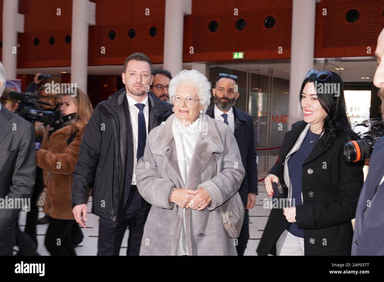 Teatro Arcimboldi, pour la Journée du souvenir de l'Holocauste, témoignage de Liliana Segre pour 2000 enfants de l'école le ministre de l'éducation avec Lucia Azzolina (Duilio Piaggesi/Fotogramma, Milan - 2020-01-20) p.s. la foto e' utilizzabile nel rispetto del contesto dans cui e' stata scattata, e senza intento del diffamatorio decoro delle persone rappresentate Banque D'Images