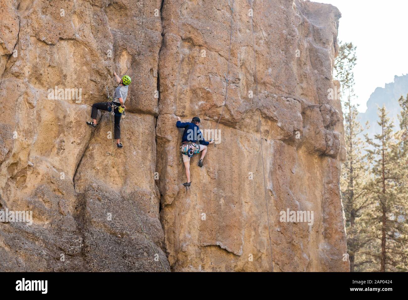 Smith Rock, Oregon, USA - 22 octobre 2018 : Dos jovenes escalan una de las paredes de Smith Rock Banque D'Images