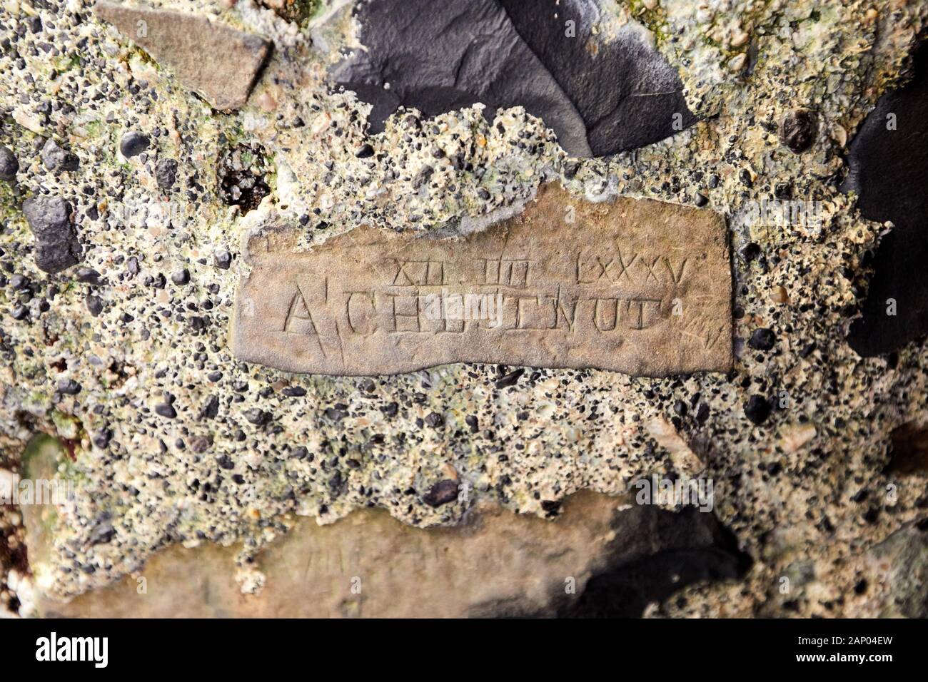 Grafitti sculpté dans une tour au château de Dunluce, Co Antrim Banque D'Images
