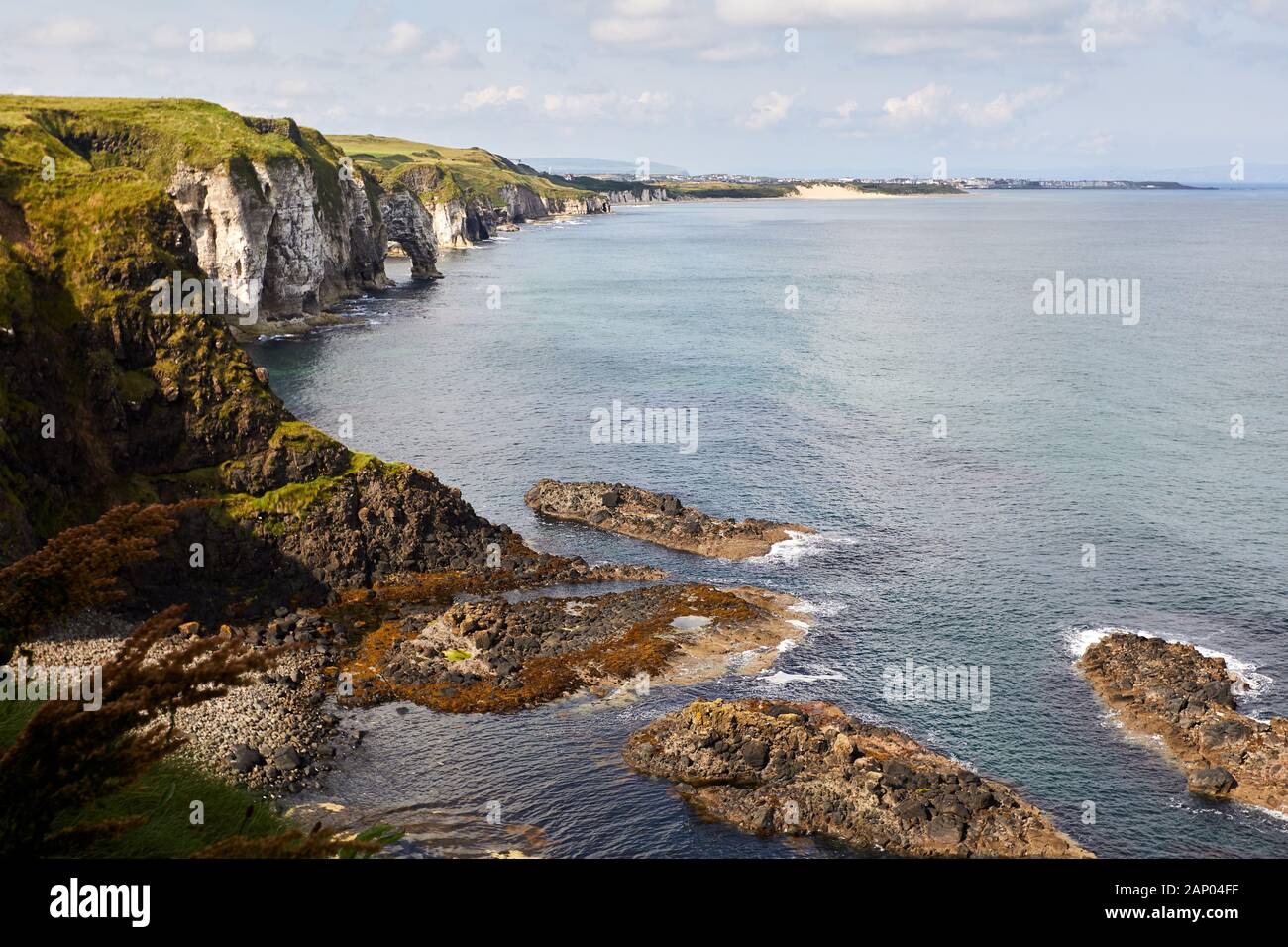 Vue sur la côte d'une arche de mer vers Portrush prise de Dunluce, Co Antrim. Banque D'Images