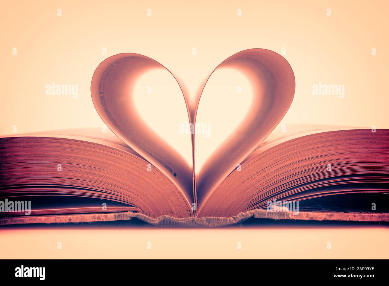 Pages d'un vieux livre en forme de cœur. Carte de Saint-Valentin. Concept d'amour. Banque D'Images
